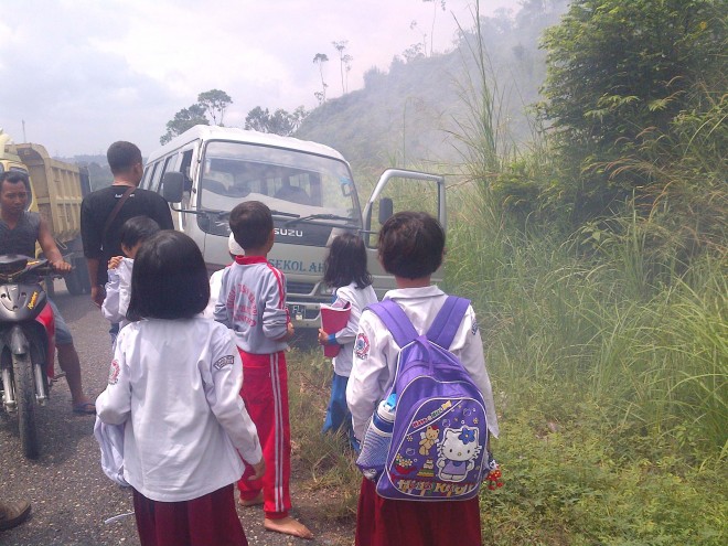 Bus sekolah milik PT AIP, nyaris terbakar. Akibatnya, sebanyak enam orang anak-anak Sekolah Dasar (SD) dan TK, di bus terjebak asap tebal, namun berhasil di evakuasi tanpa ada korban. 